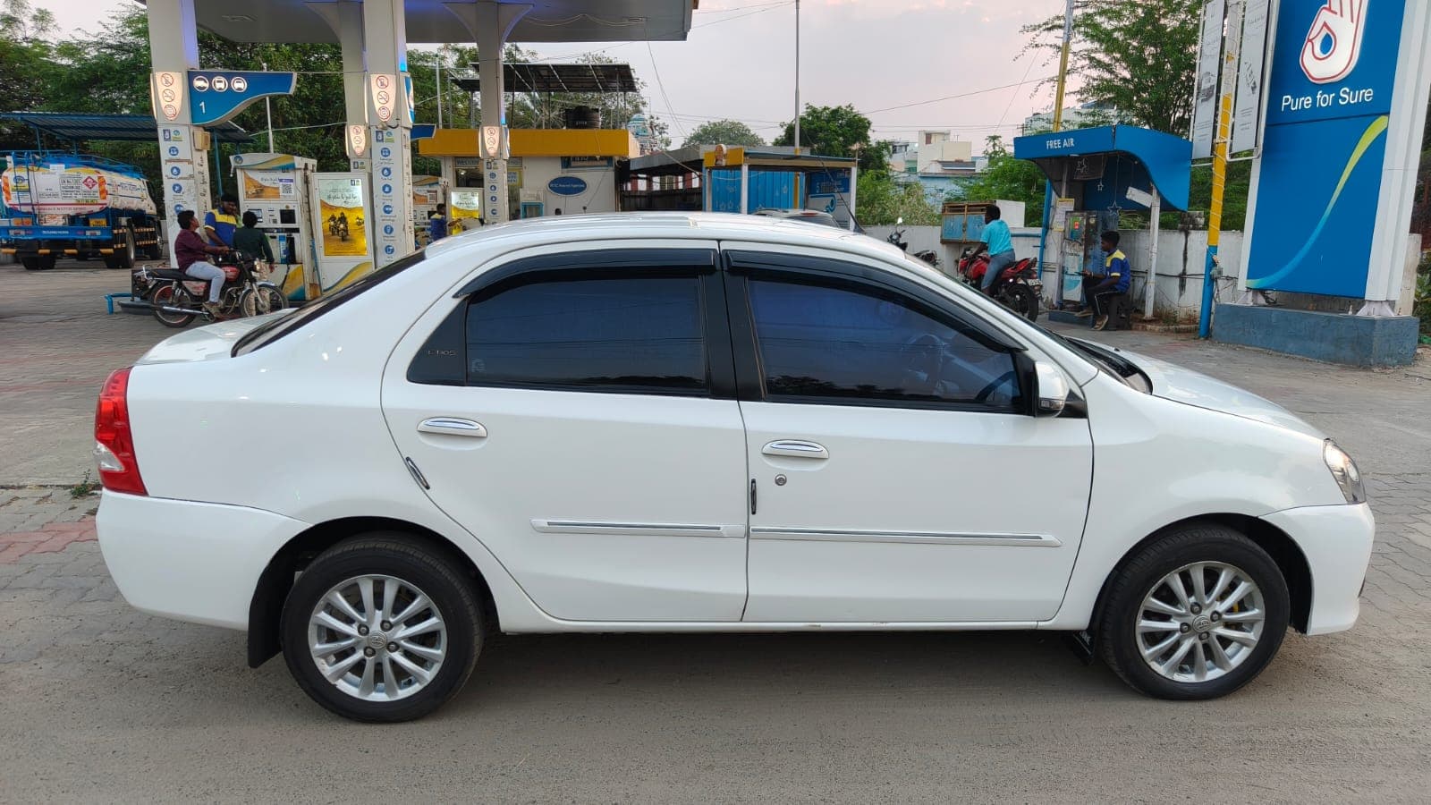 2014 Toyota Etios VX 3