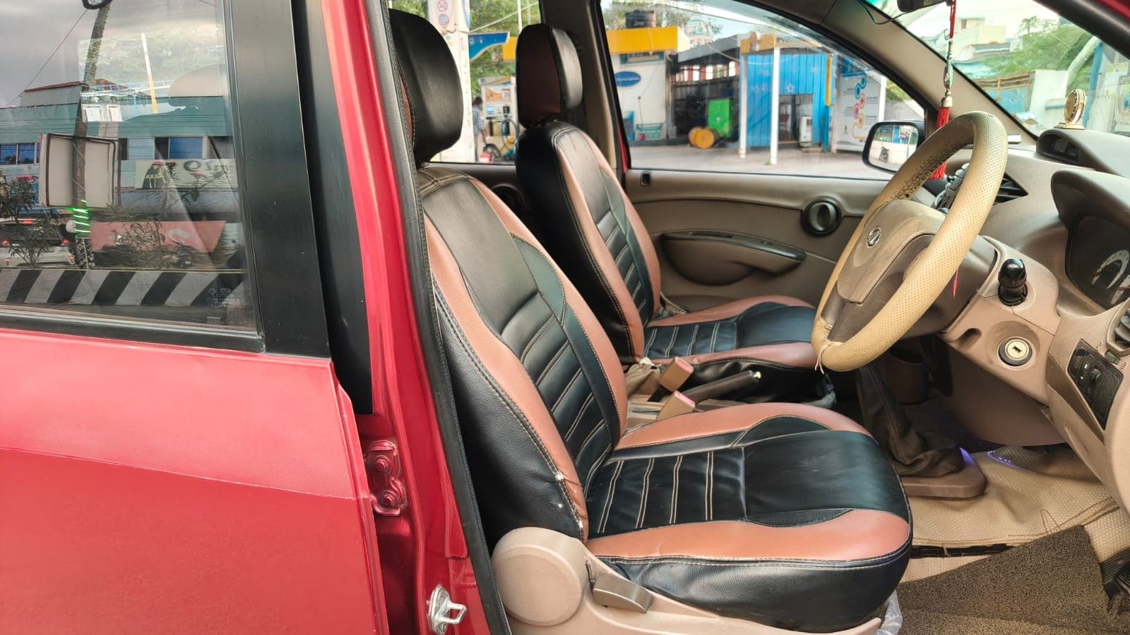 2013 Mahindra Xylo E4 6