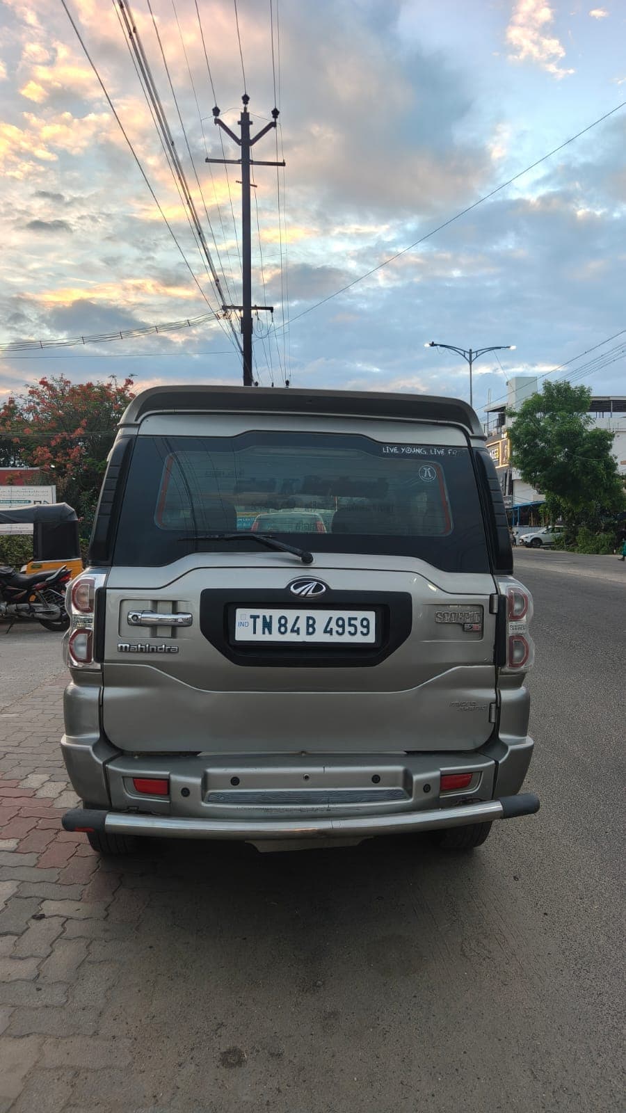 2015 Mahindra Scorpio S10 4