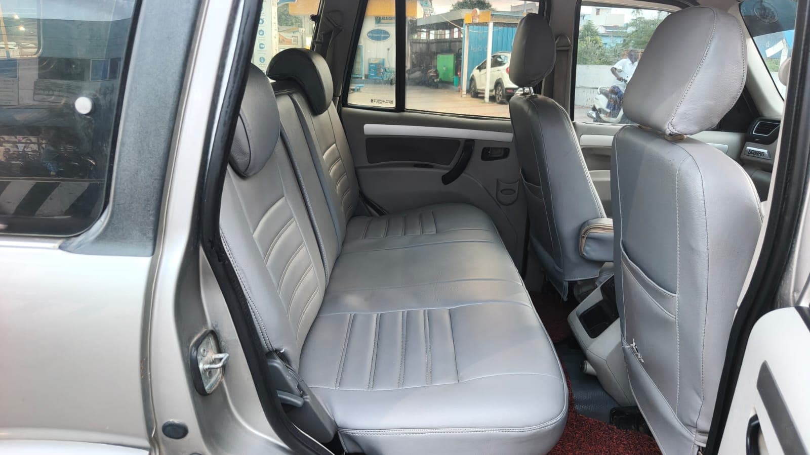 2015 Mahindra Scorpio S10 8