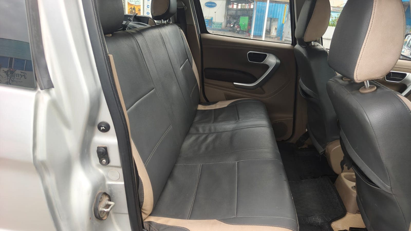 2016 Mahindra TUV300 T8 7