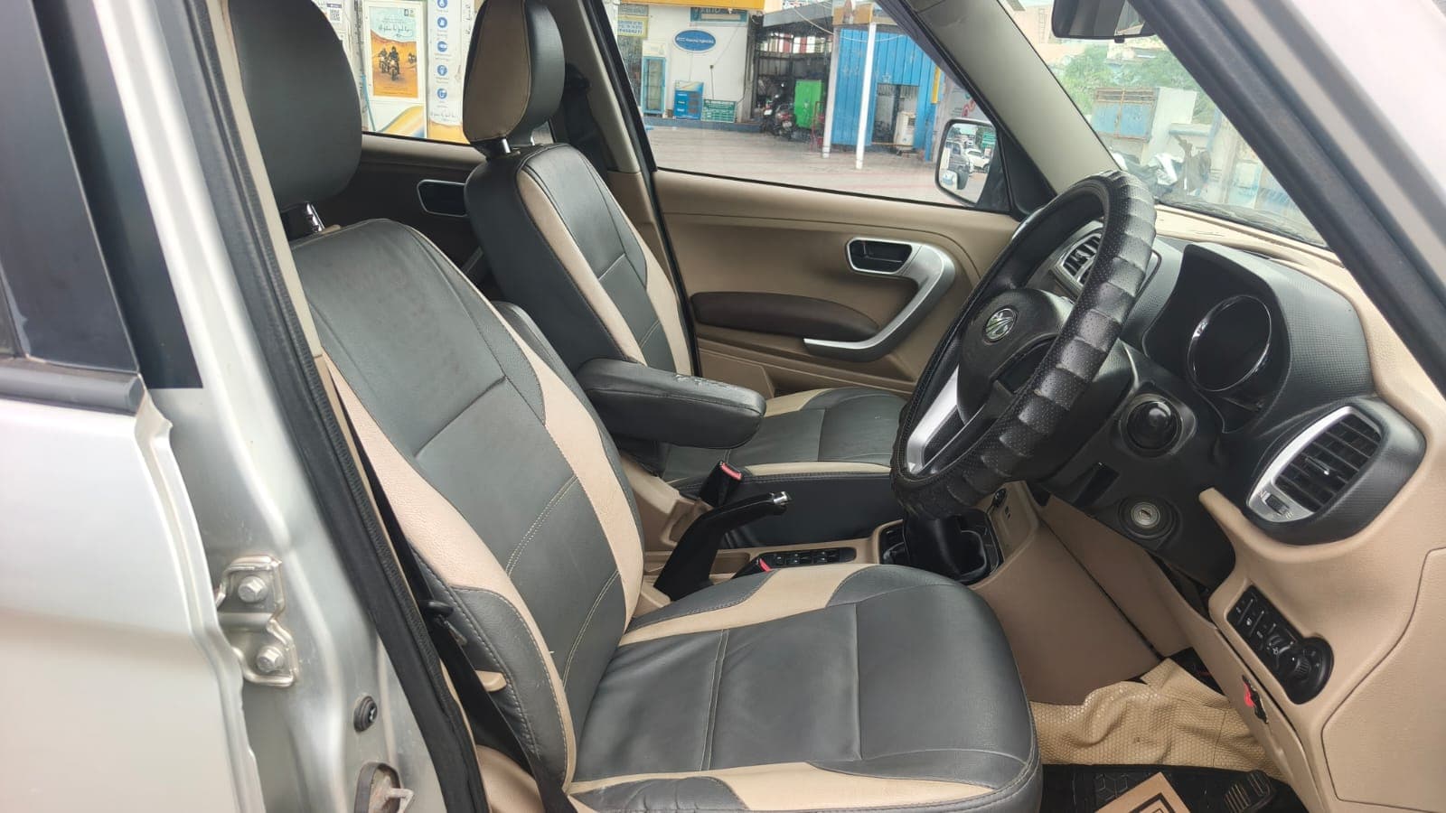 2016 Mahindra TUV300 T8 6